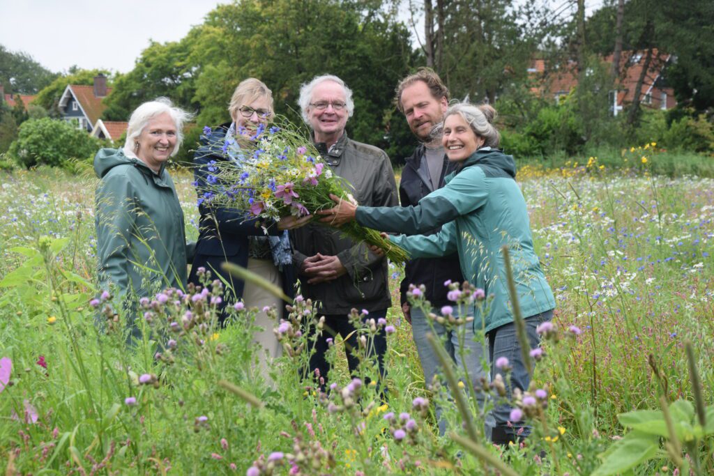 Land van Ons en WIJdehorst schenken vrijzinnige geloofsgemeenschap Wassenaar bloemen (foto en tekst Eddo Velders)