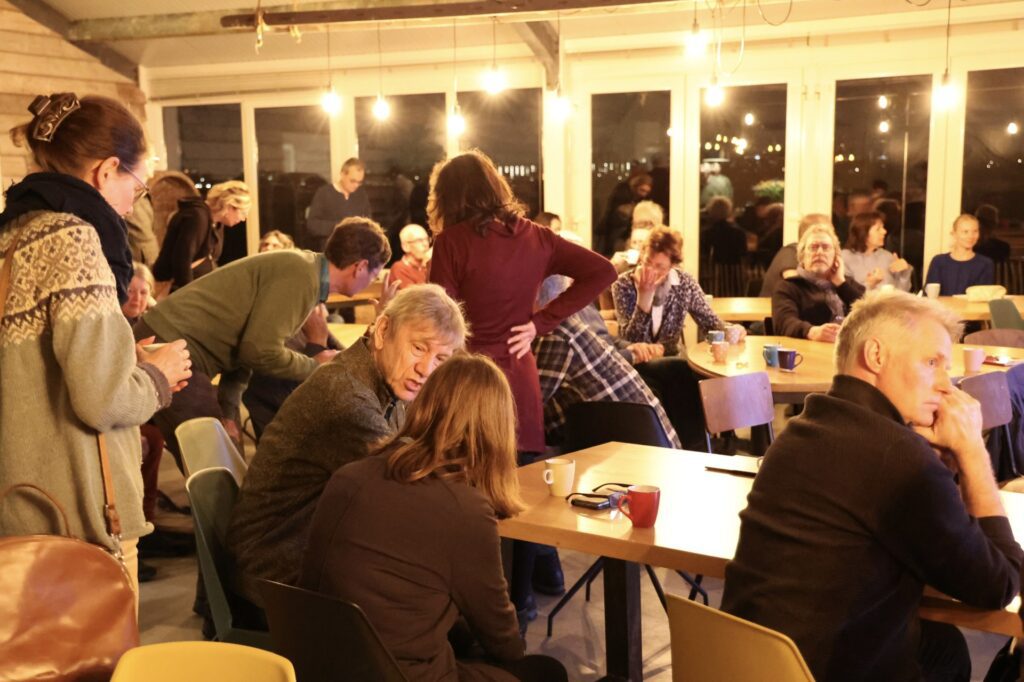 Foto van het publiek tijdens een eerdere editie van het Science Café