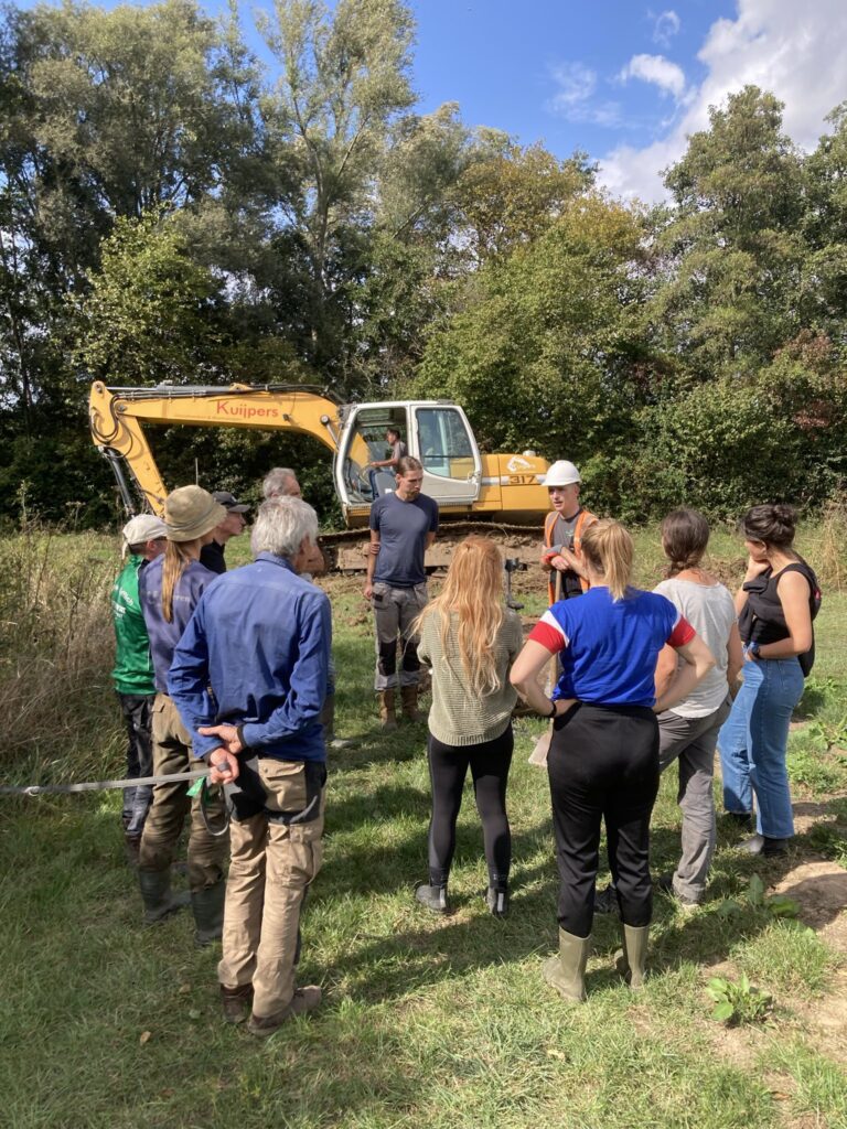 Toelichting aan vrijwilligers Land van Ons en boer Biesterhof door archeoloog tijdens vondst Romeinse resten op de Biesterhof