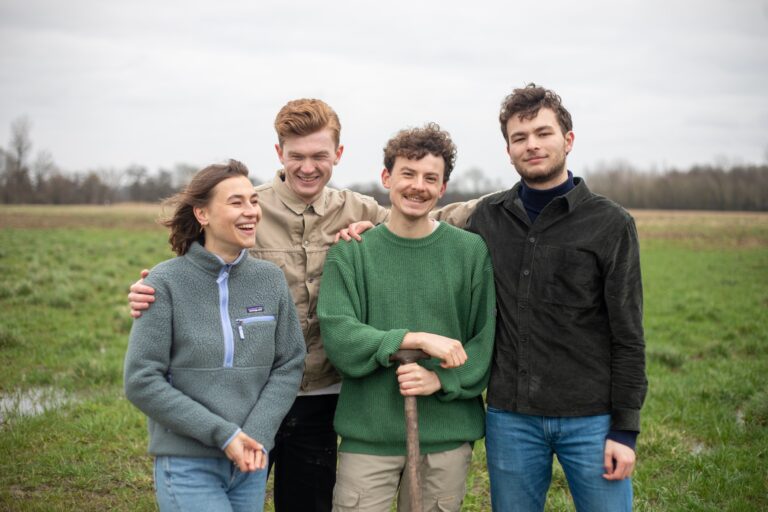 De jonge voedselbosboeren staan met zijn vieren lachend op de foto in Elst.